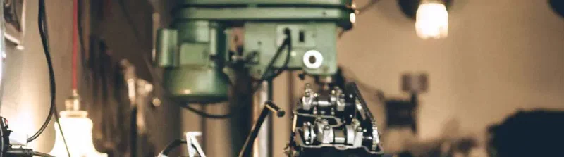 Atelier moto avec des machines en arrière-plan