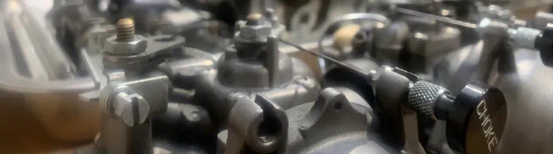 Carburateurs et pièces moteur de BMW R80/R100 démontés pour inspection